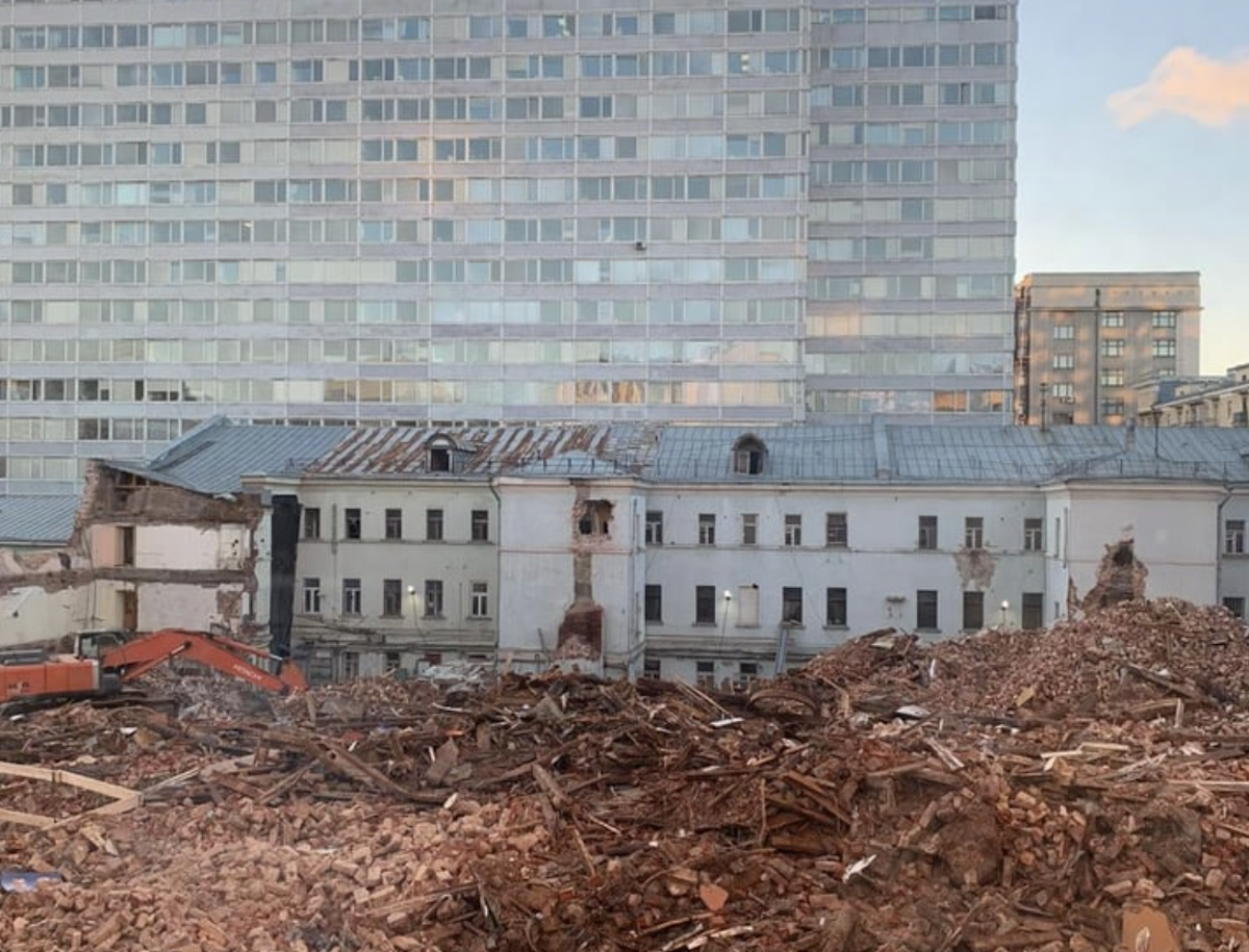 В Тверском районе Москвы рушится жилой дом, являющийся объектом культурного наследия