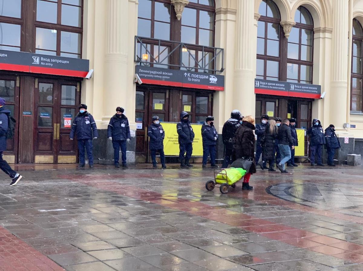 В Москве пассажиры опаздывают на поезда из-за перекрытия площади трех вокзалов