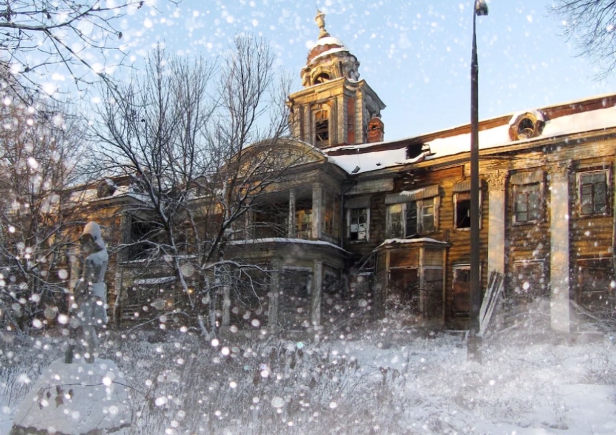 В Москве под слоем снега разрушается деревянная усадьба Виноградово
