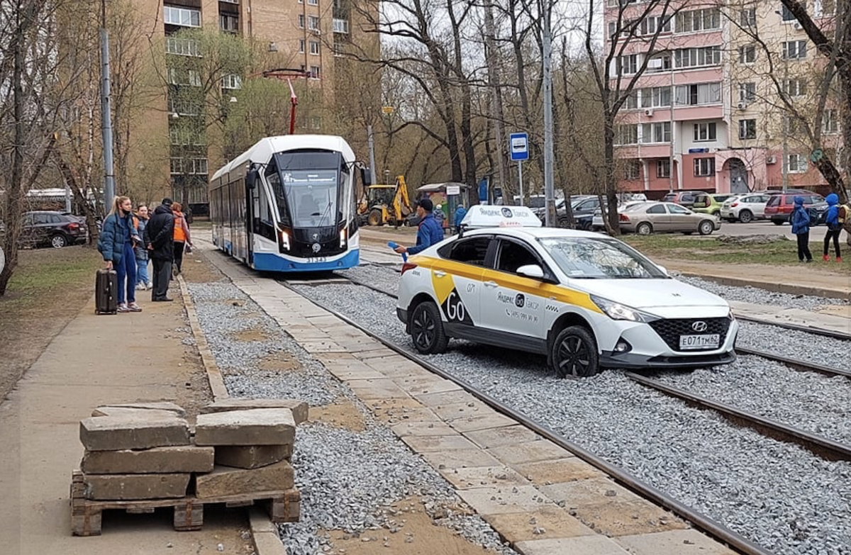 На востоке Москвы автомобиль такси провалился в щебень на трамвайных путях