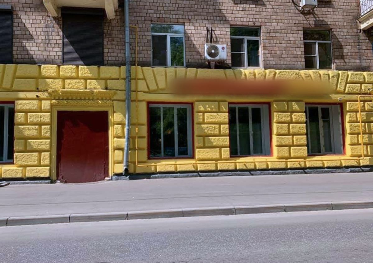 Жителей Алексеевского района шокировал новый цвет фасада магазина в доме 60-х годов постройки