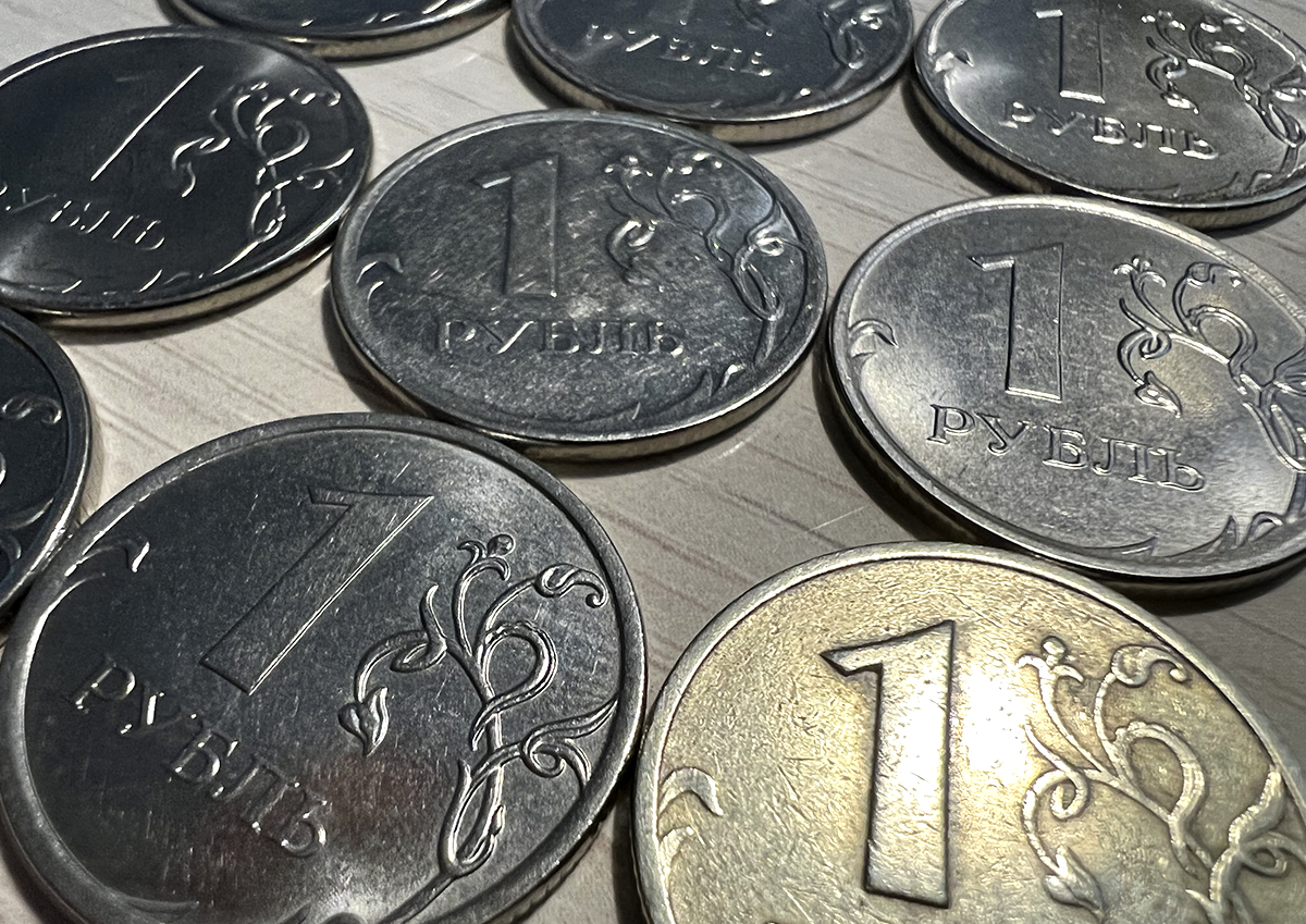 «20 рублей туда, 30 рублей — обратно»: биржевой аналитик Демура рассказал, что ждёт рубль в марте