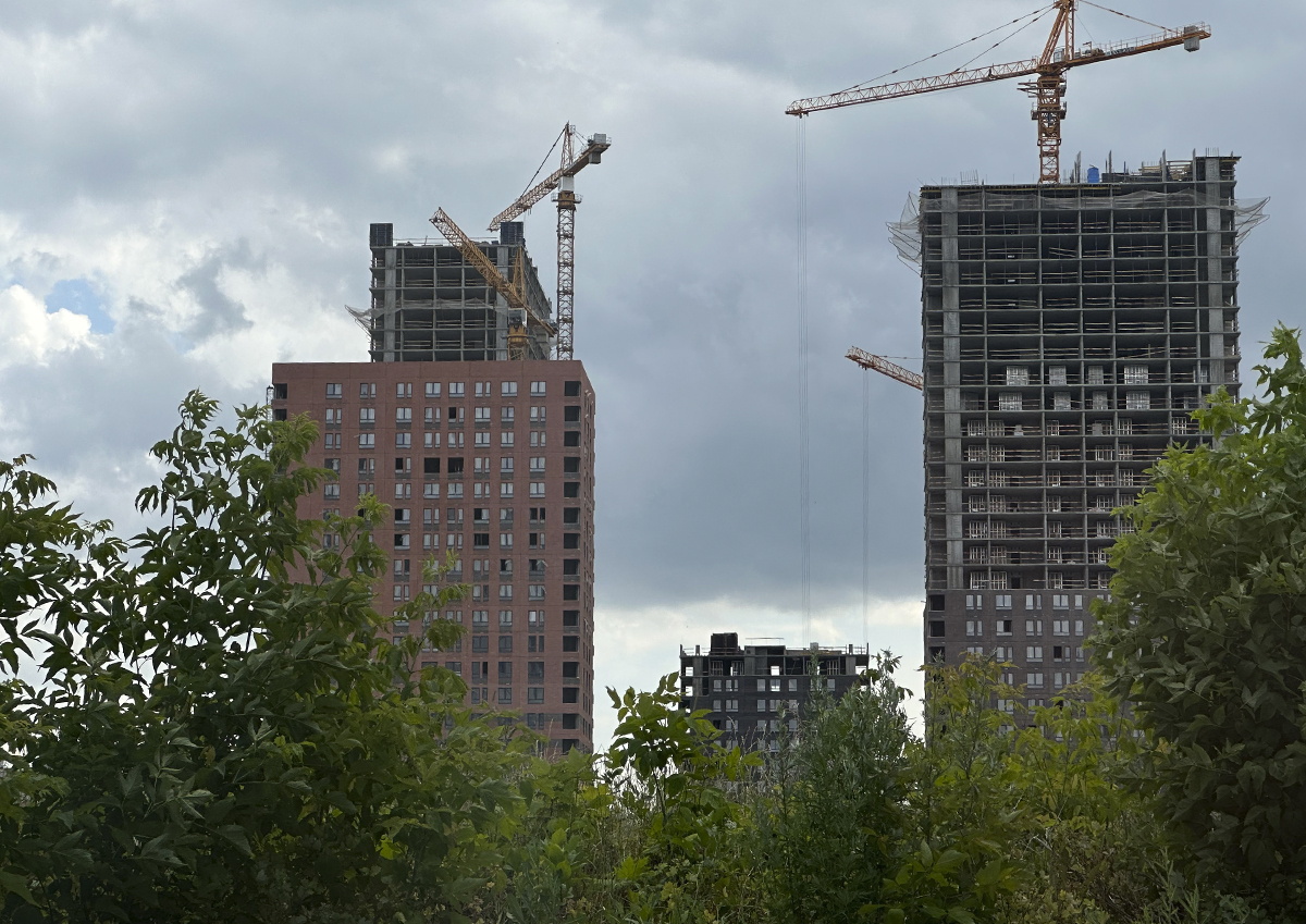Почему россияне продолжают скупать жилье в новостройках, а спрос на «вторичку» падает