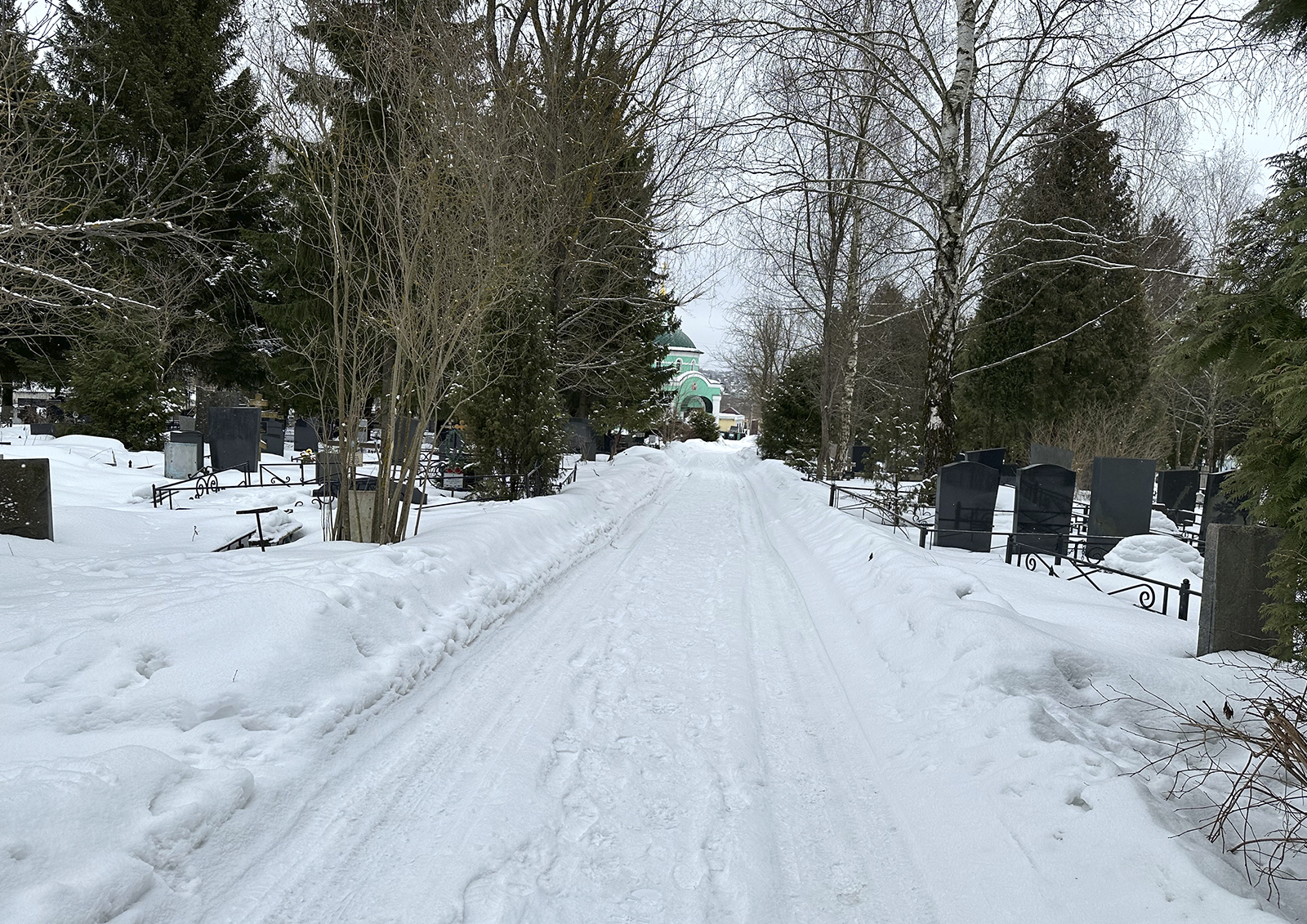 В работе по уборке снега на кладбищах Подмосковья есть особенности